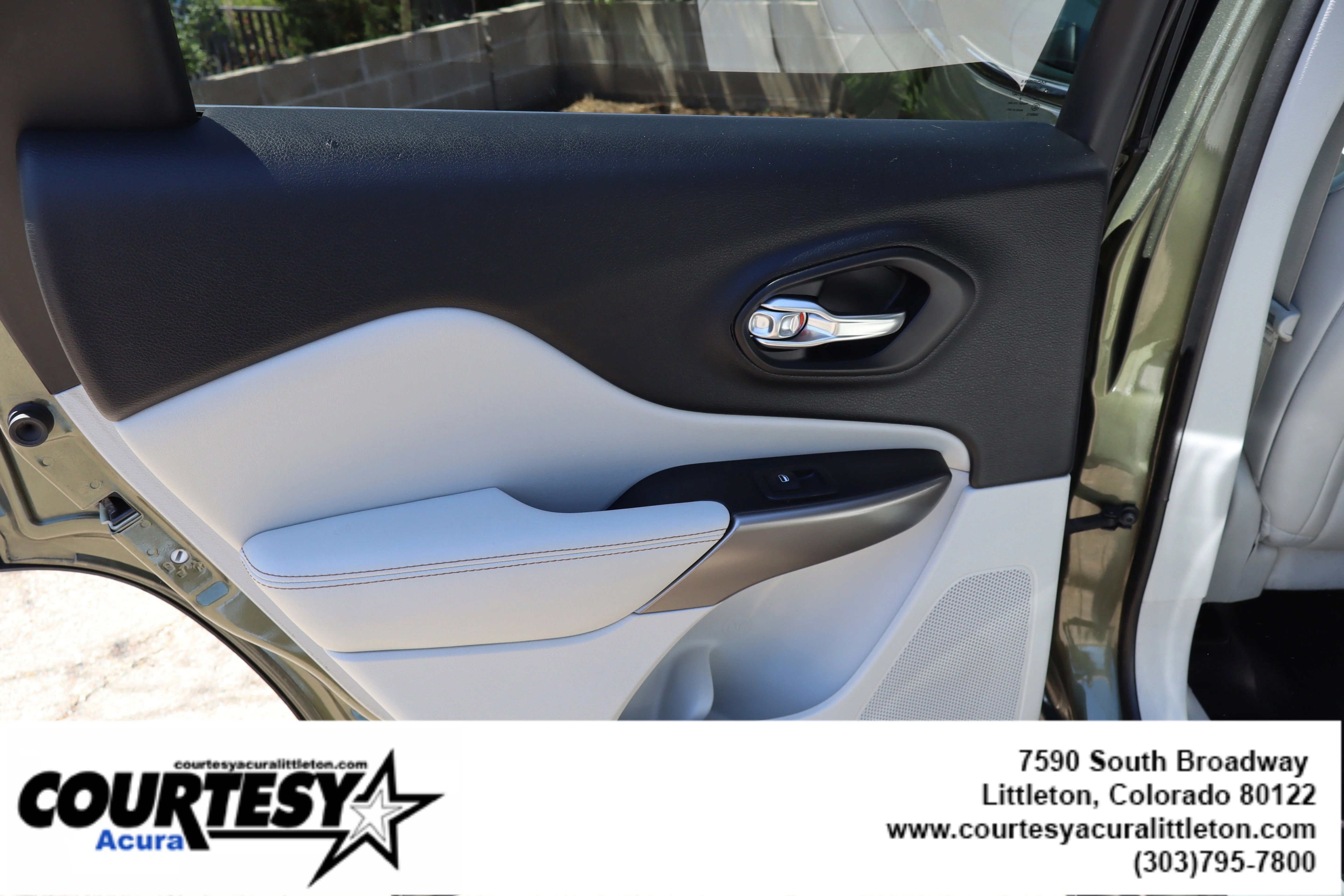 Used 2019 Olive Green Pearlcoat Jeep Limited image 28