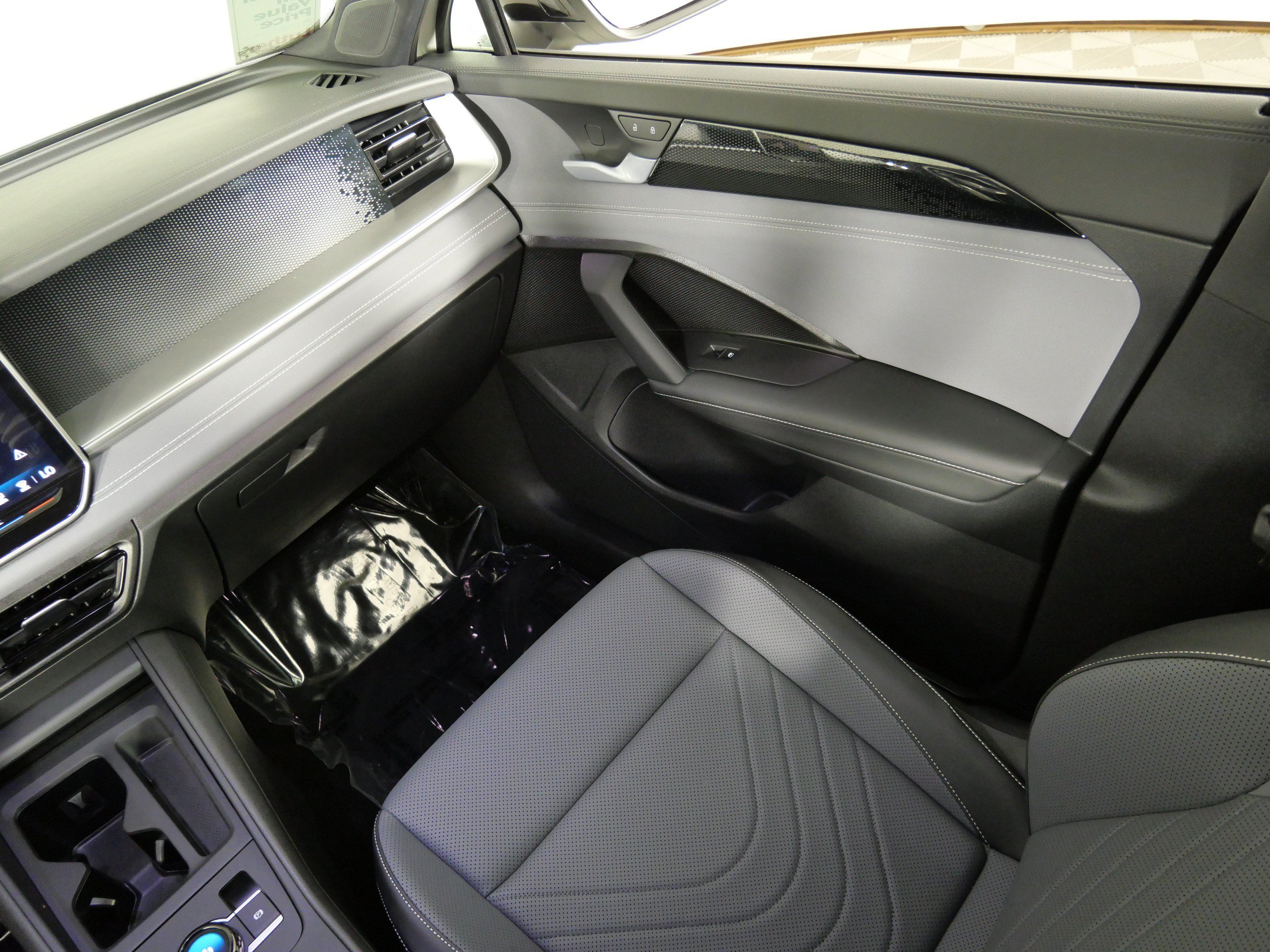 Used 2025 Sandstone Volkswagen SE R-Line Black image 11