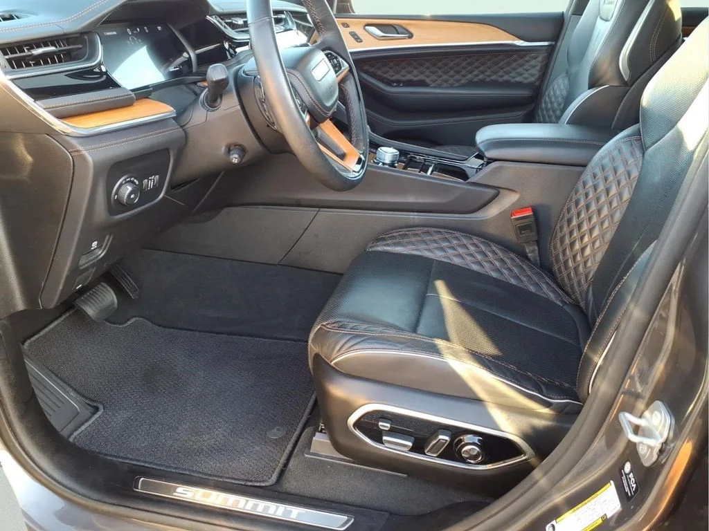 Used 2024 Gray Jeep Summit image 21