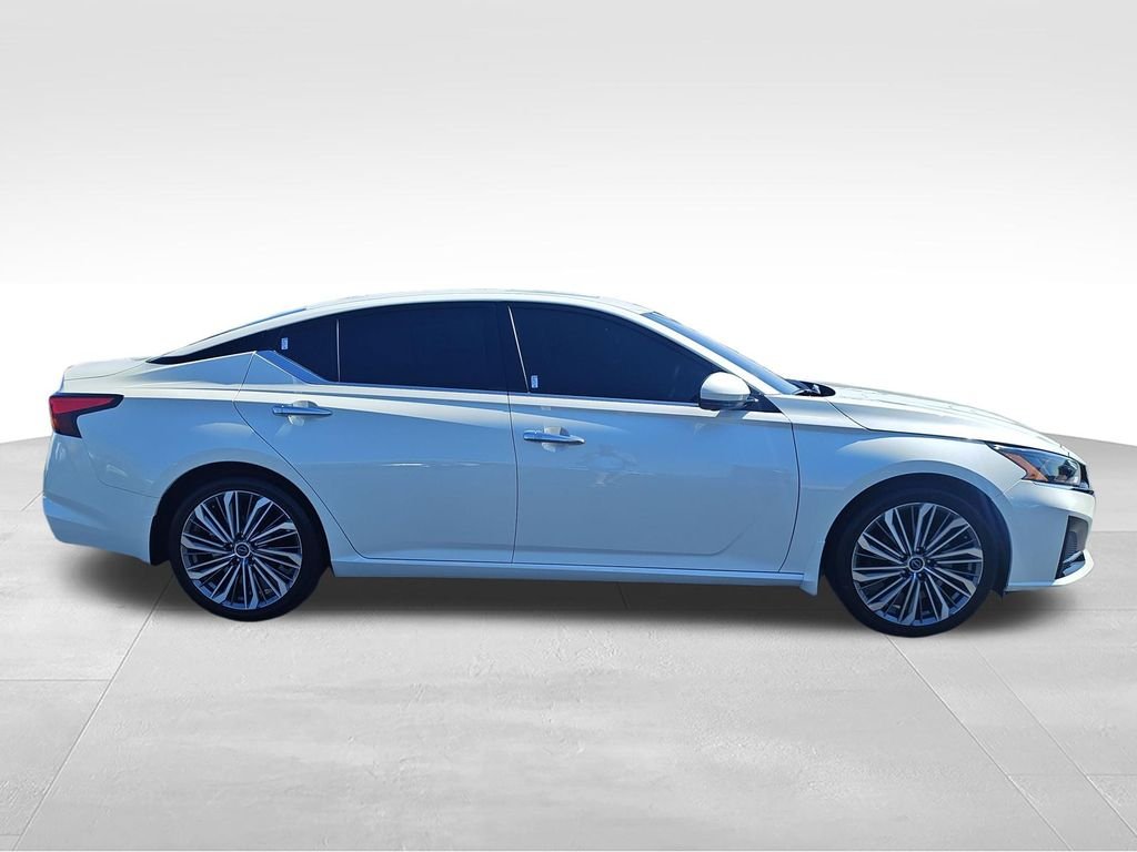 Used 2025 White Nissan 2.5 SL image 6