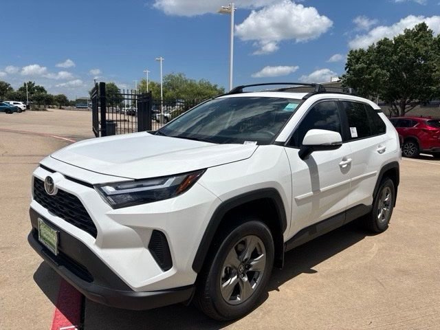 Used 2025 White Toyota XLE image 1