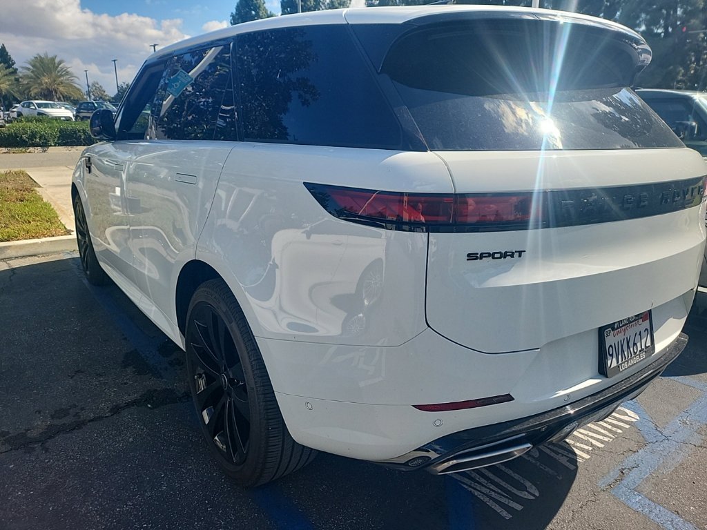 Used 2025 Fuji White Land Rover Dynamic SE image 4