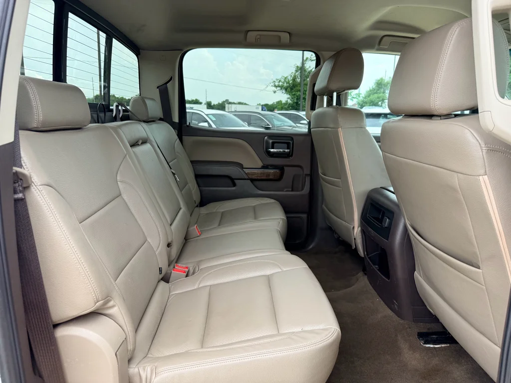 Used 2018 Summit White Chevrolet LT image 23