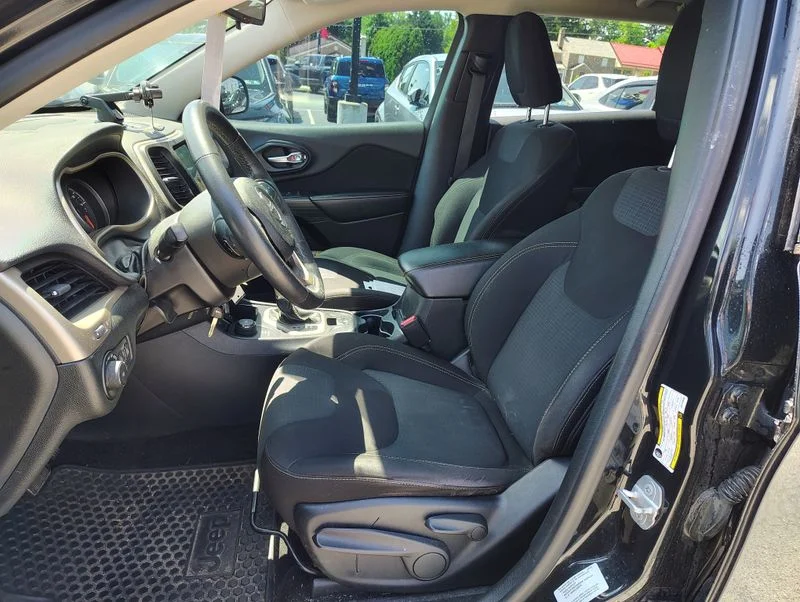 Used 2016 Black Jeep Latitude image 9