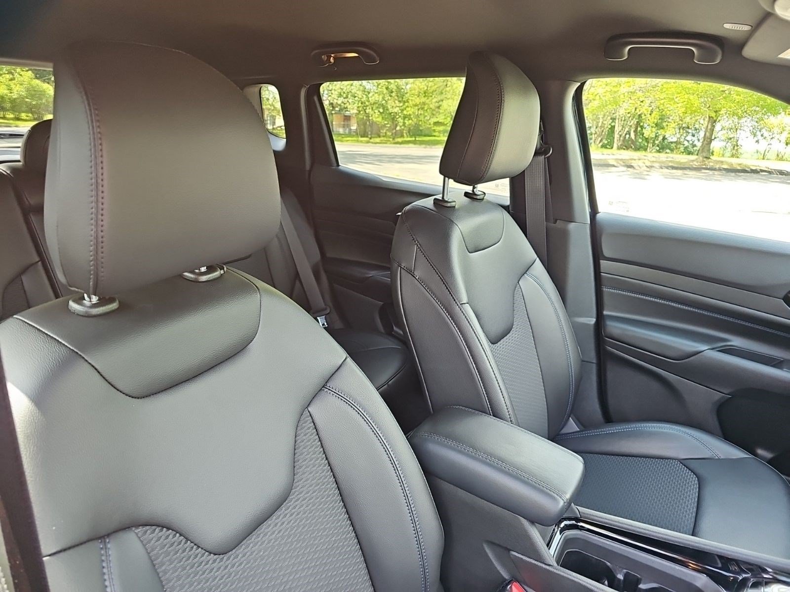 New 2026 Fathom Blue Pearl Coat Jeep Latitude Altitude image 10