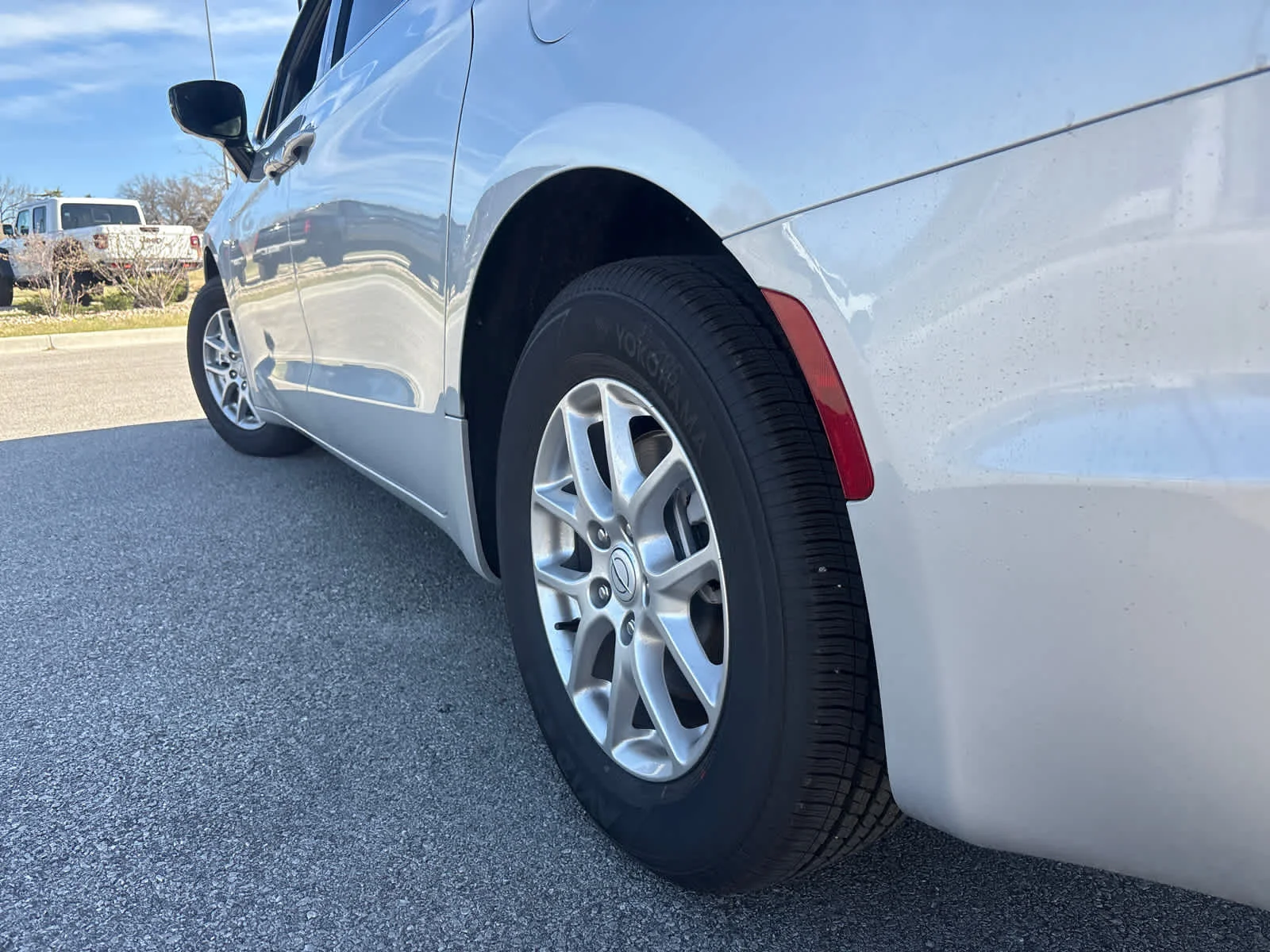 New 2026 Silver Mist Clear-Coat Exterior Paint Chrysler Select image 6
