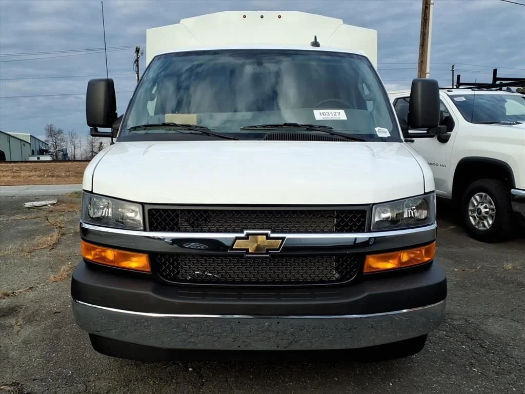 New 2025 Summit White Chevrolet 1WT image 2