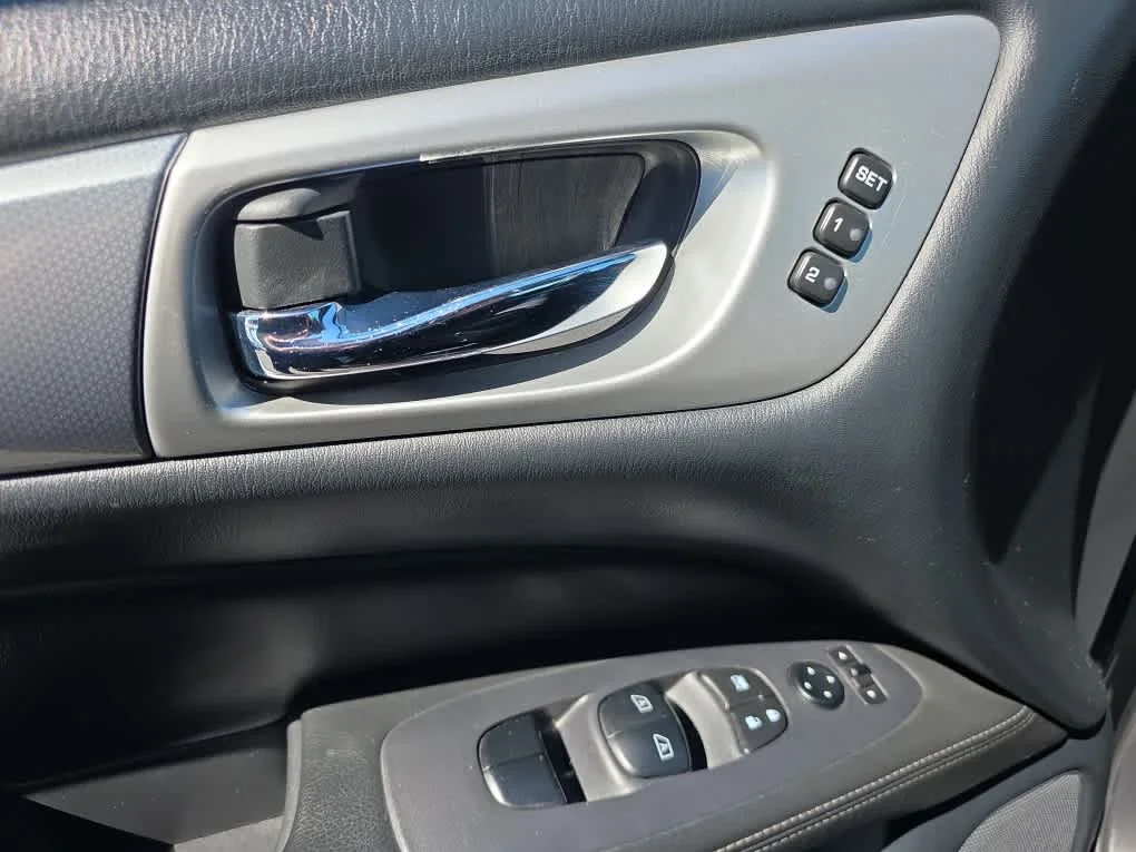 Used 2019 Magnetic Black Pearl Nissan SL image 12