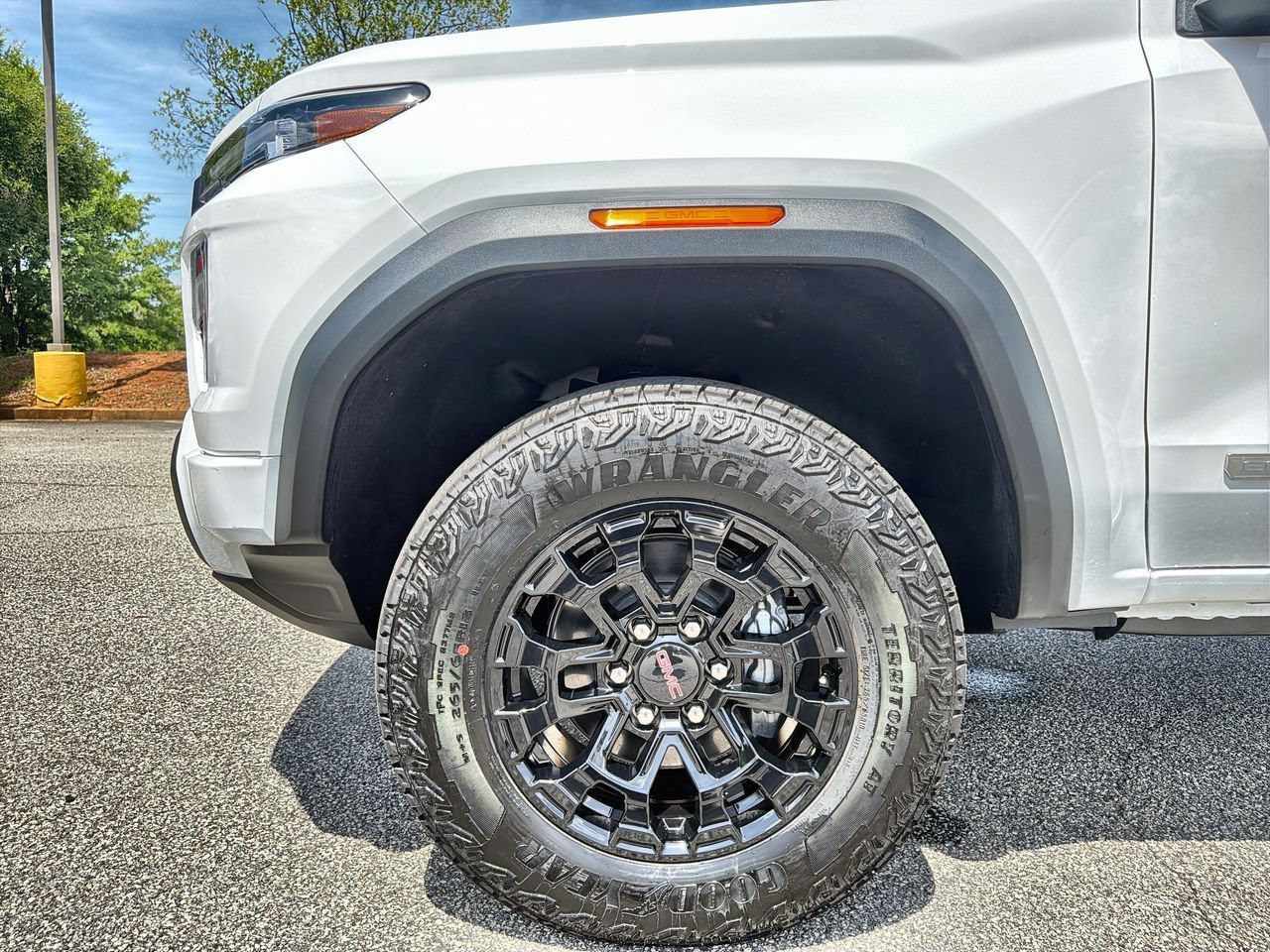 New 2026 Summit White GMC Elevation image 28