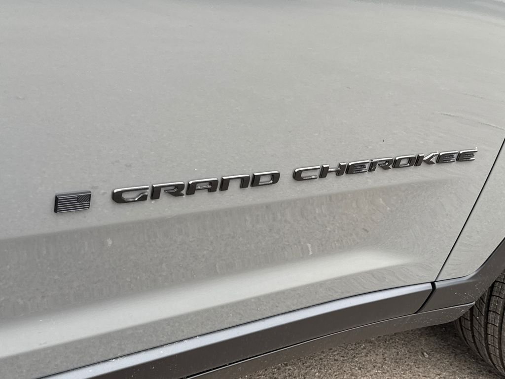 New 2027 Sting-Gray Clearcoat Jeep Laredo Altitude image 8