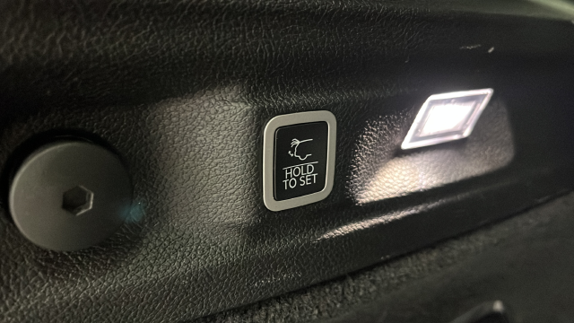 Used 2023 Diamond Black Crystal Pearlcoat Jeep Overland image 31