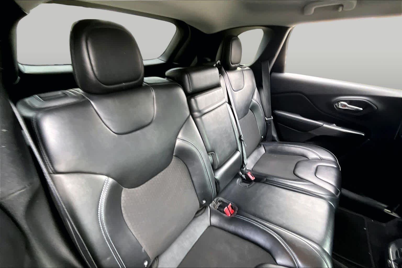 Used 2019 Diamond Black Crystal Pearlcoat Jeep Latitude Plus image 20
