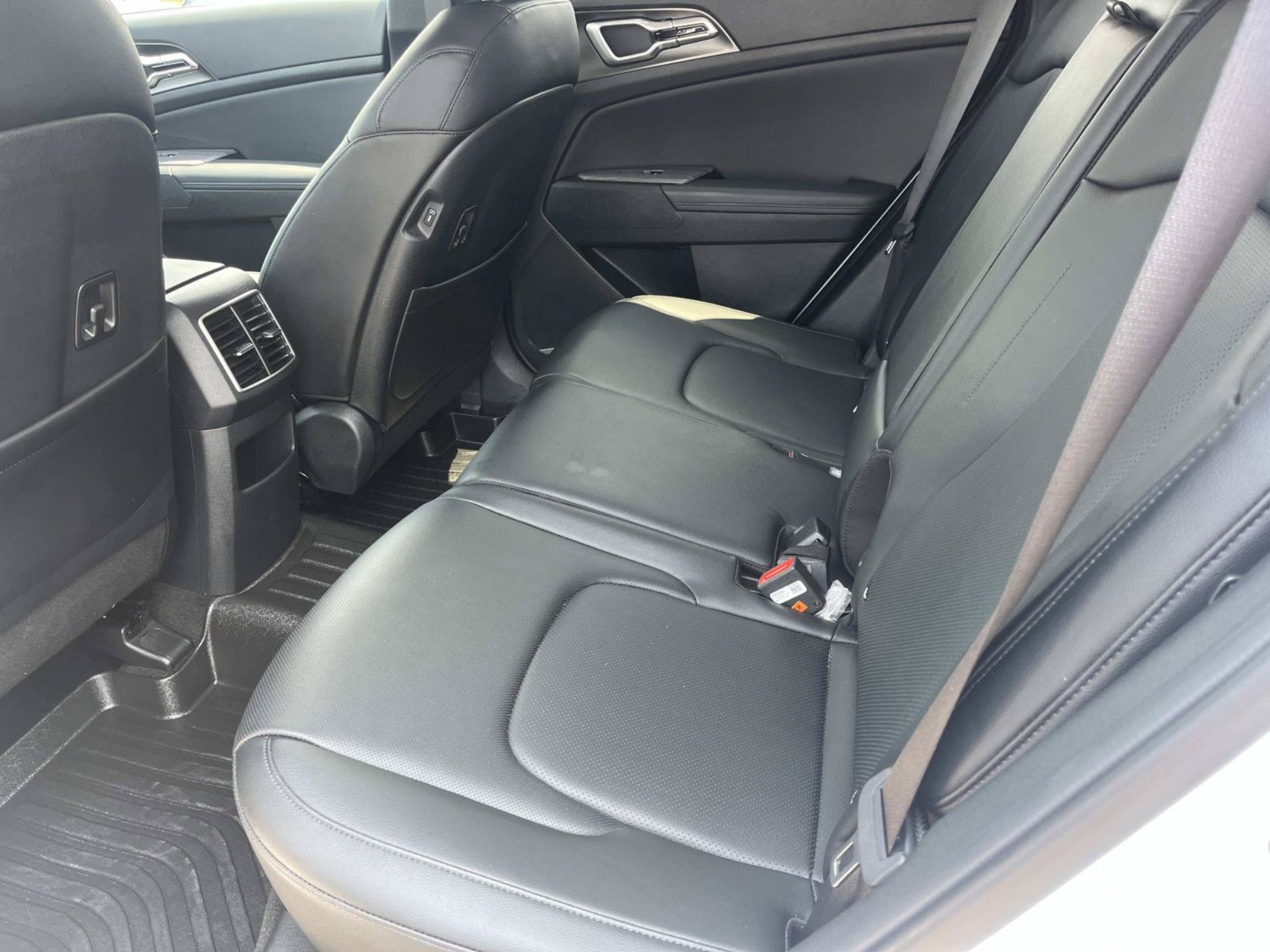 Used 2025 Glacial White Pearl Kia EX image 20