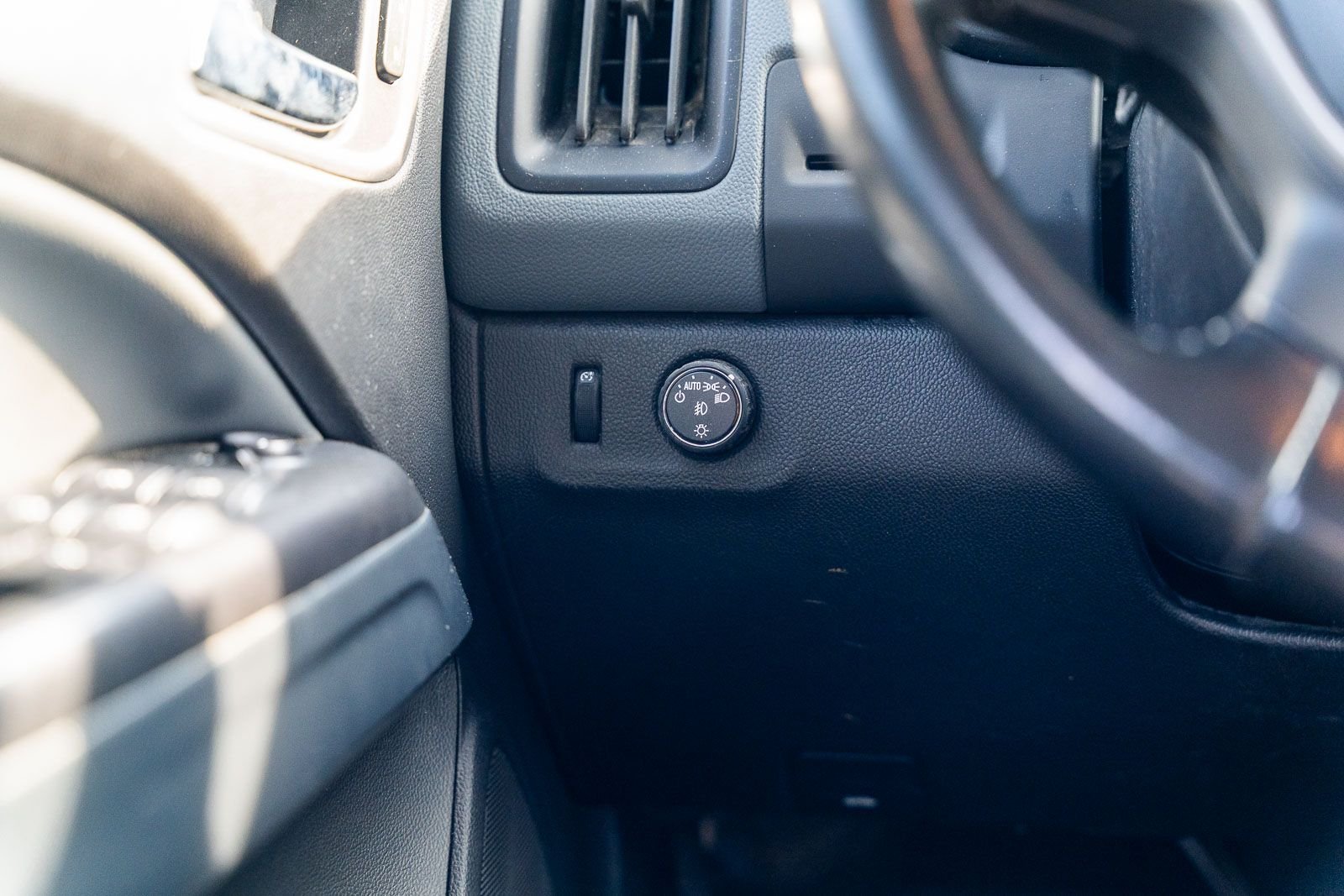 Used 2018 Blue Chevrolet Z71 image 24