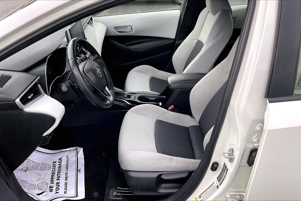 Used 2019 White Toyota SE image 28