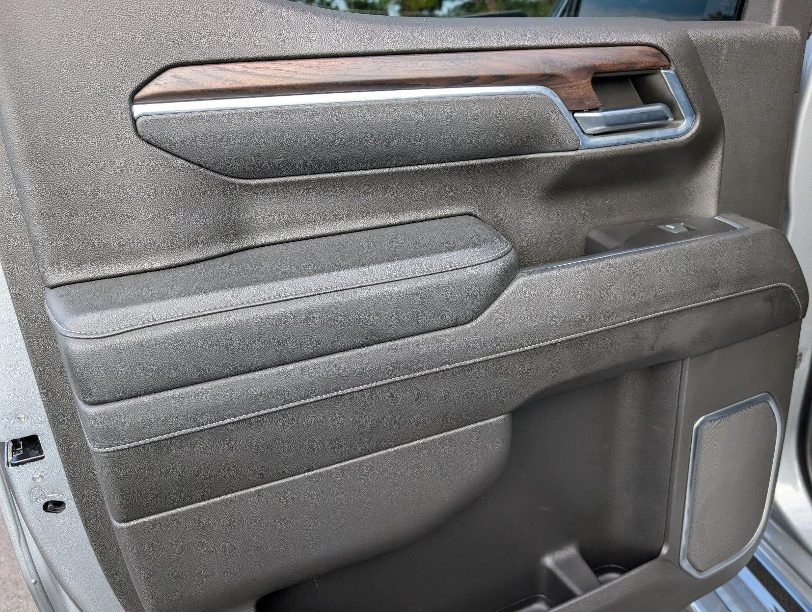 Used 2023 STERLING METALLIC GMC SLT image 36