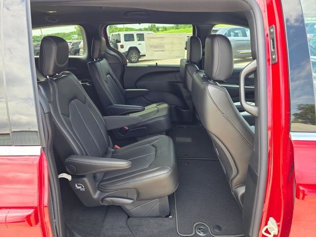 New 2027 Red Hot Pearl-Coat Exterior Paint Chrysler Select image 12