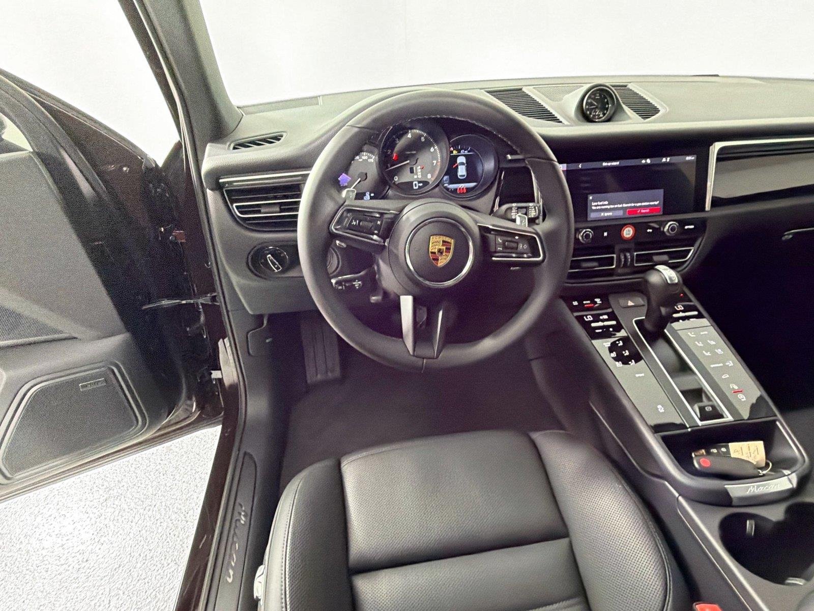 2026 Porsche Macan T - Photo 18