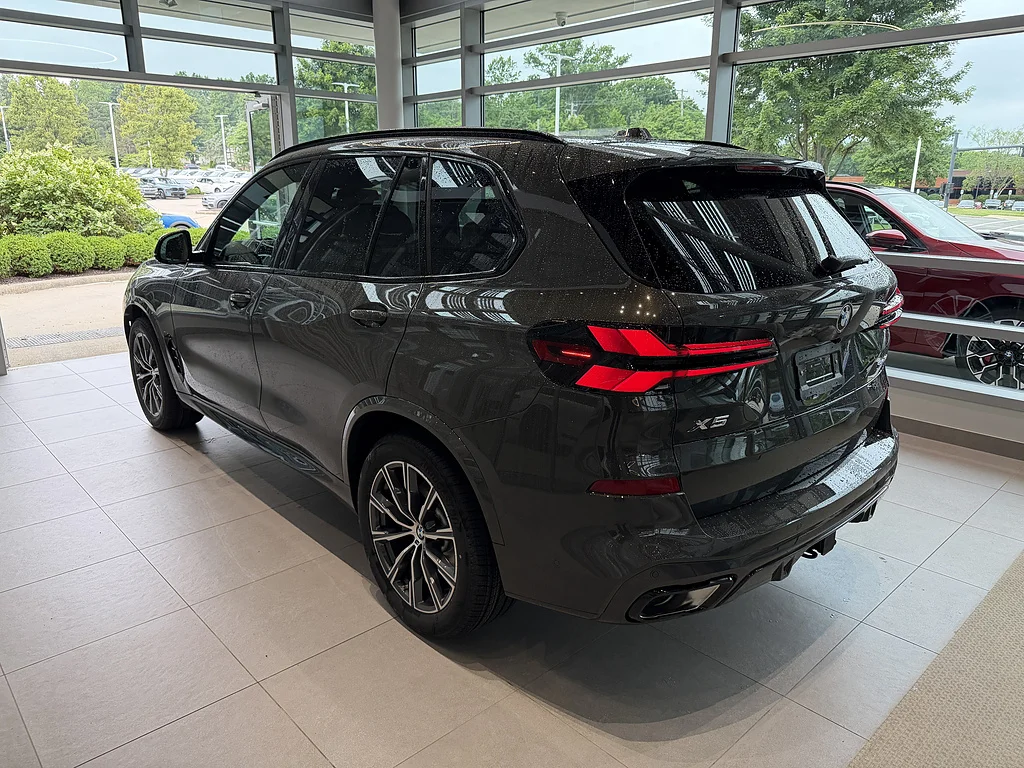 New 2026 Dravit Grey Metallic BMW xDrive40i image 4