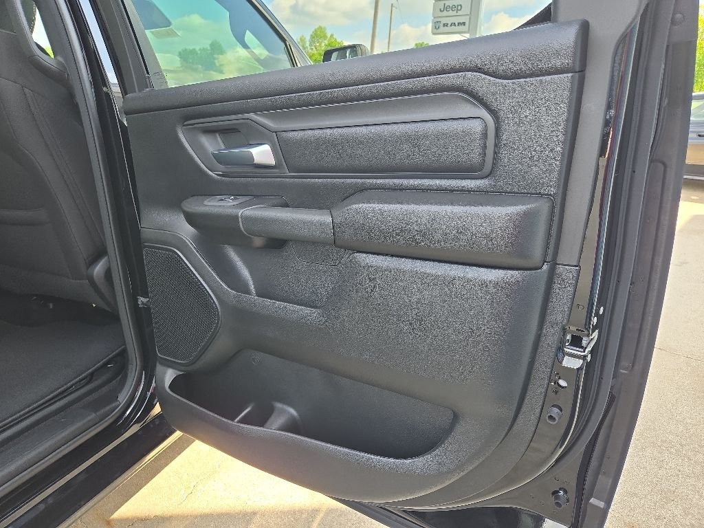 New 2026 Diamond Black Crystal Pearl-Coat Exterior Paint RAM Tradesman image 81