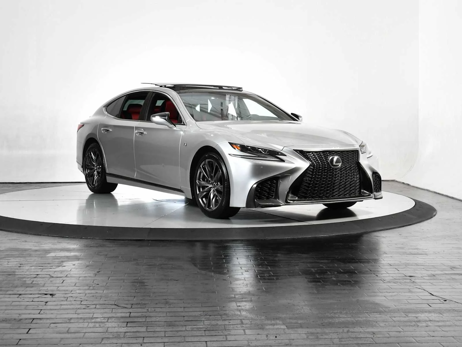 Used 2018 Liquid Platinum Lexus  image 9