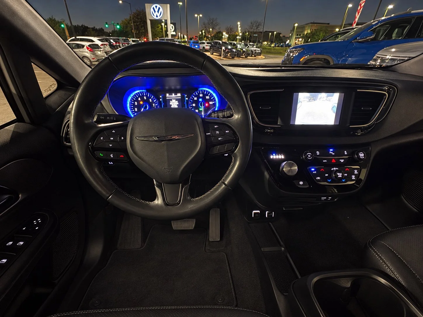 Used 2018 Bright White Clearcoat Chrysler Touring L image 10