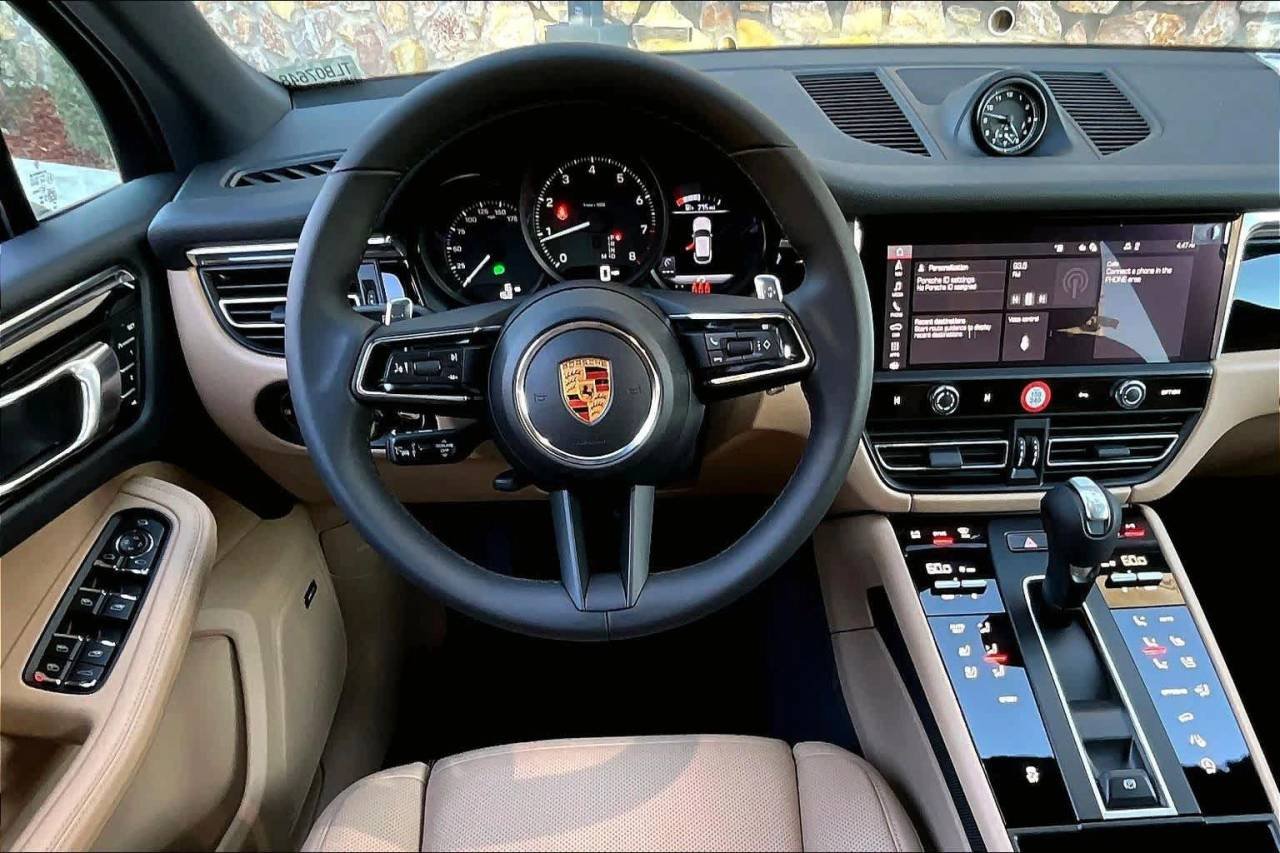 2026 Porsche Macan T - Photo 15