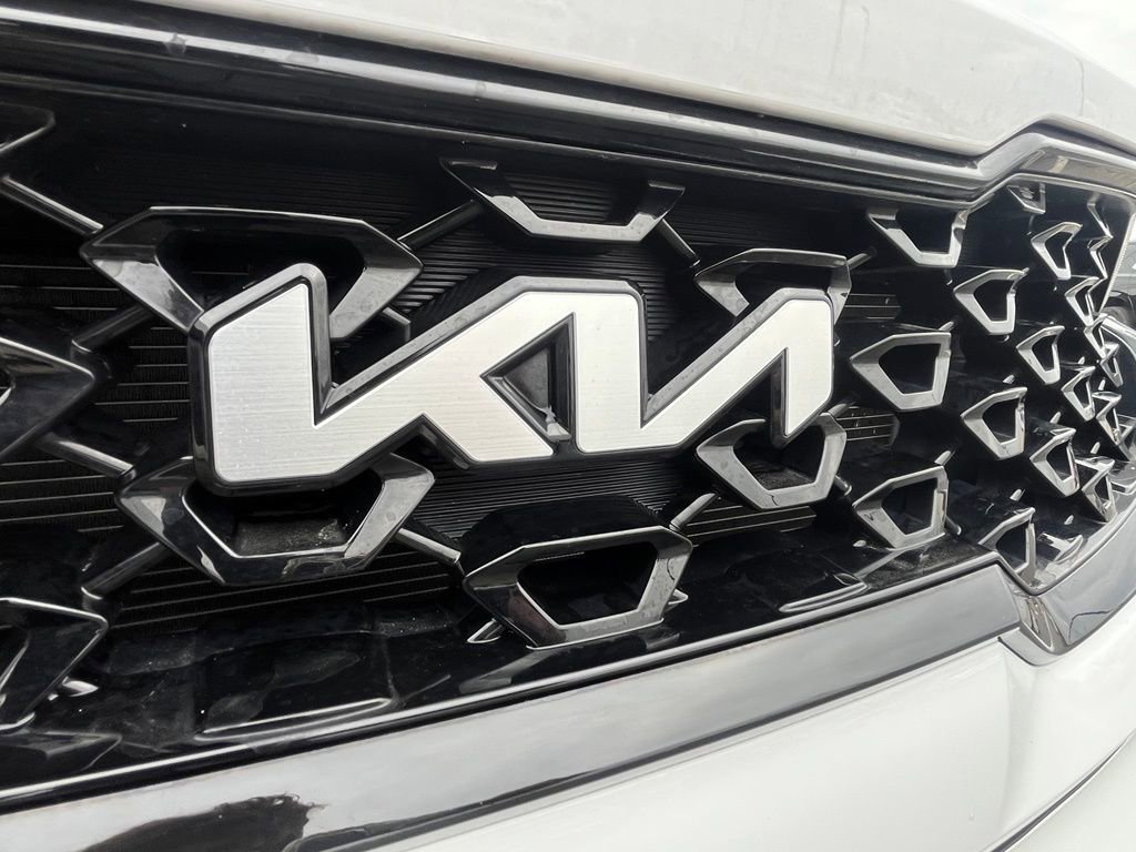Used 2022 White Kia S image 9