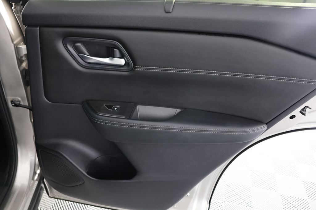 2025 Nissan Rogue SL - Photo 28