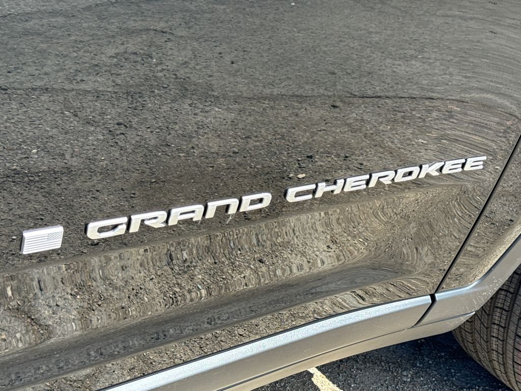 New 2026 Diamond Black Crystal Pearlcoat Jeep Laredo X image 8