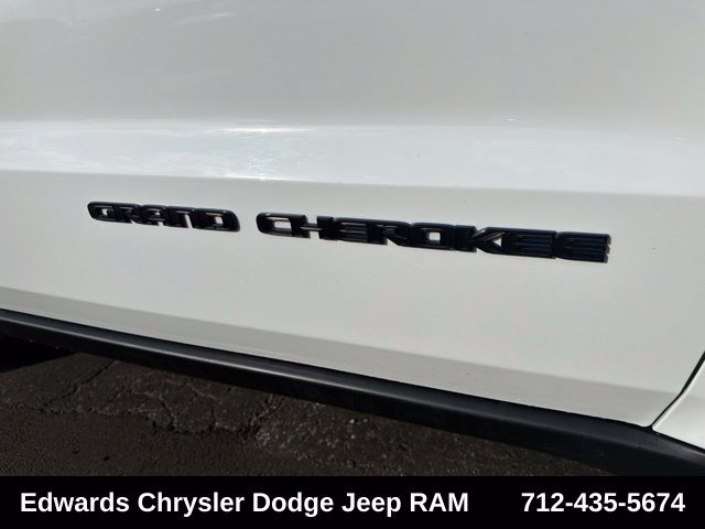 Used 2019 White Jeep Laredo image 12