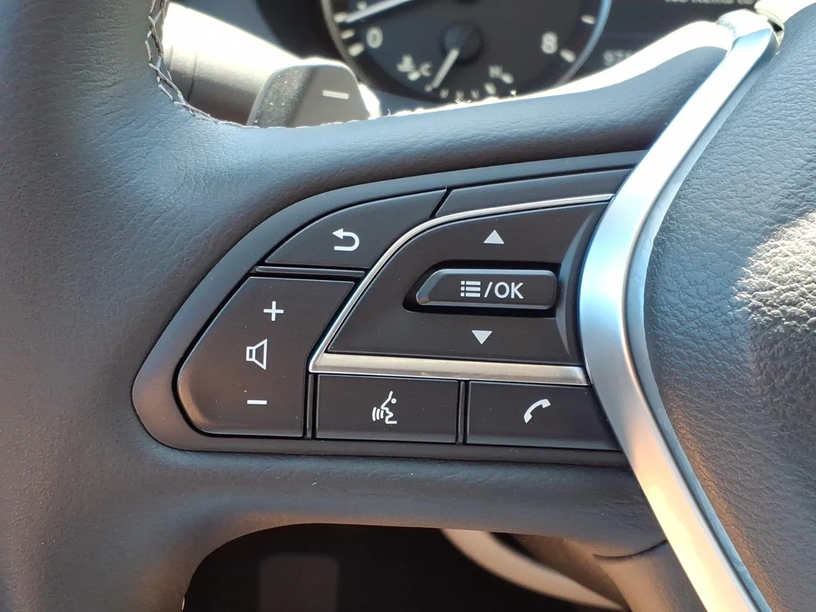 Certified Used 2025 White INFINITI LUXE image 13