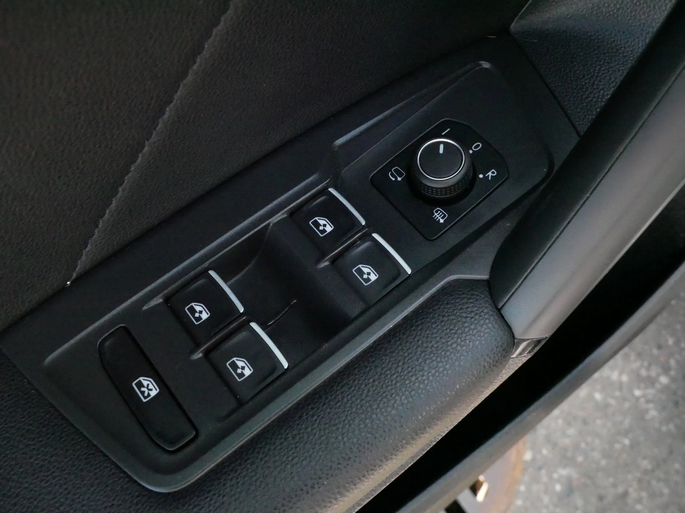 Used 2019 Platinum Gray Metallic Volkswagen SEL Premium image 19