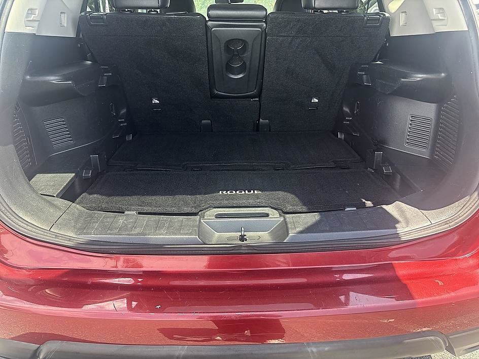 Used 2016 Cayenne Red Nissan SL image 23