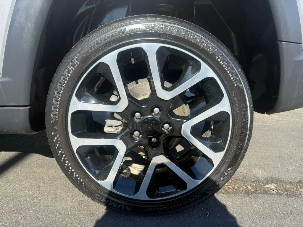 Used 2018 Silver Jeep Limited image 26