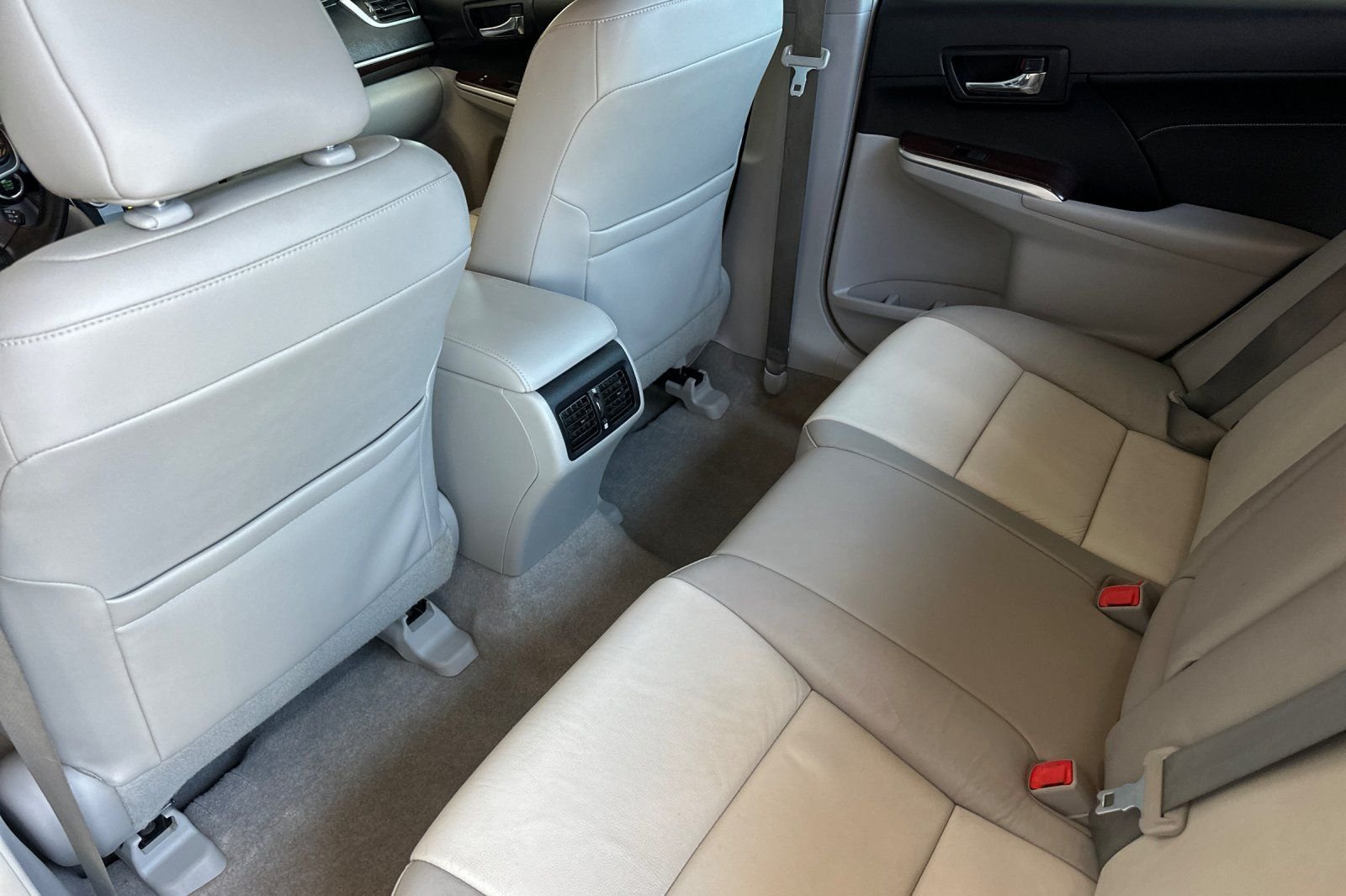 Used 2014 Silver Toyota XLE image 13