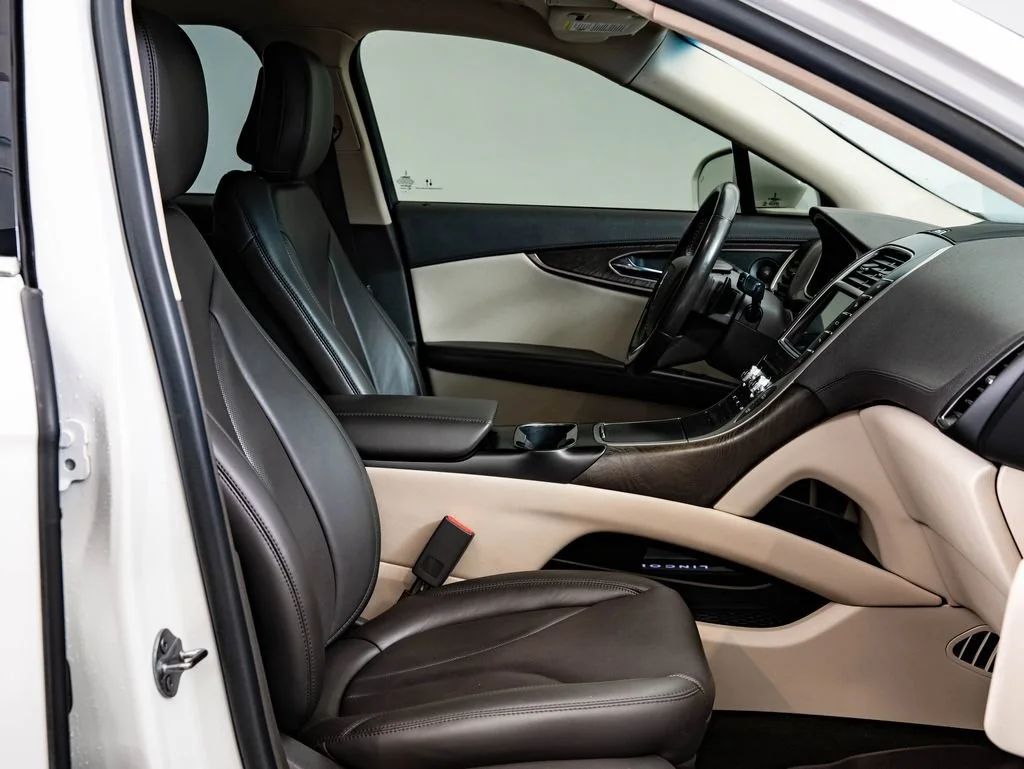 Used 2020 Pristine White Lincoln Reserve image 26