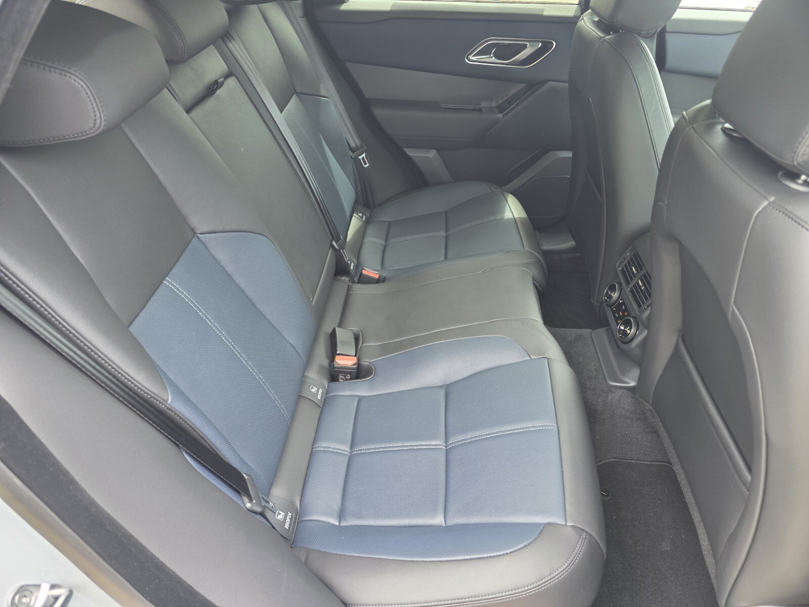 Used 2026 Arroios Grey Metallic Land Rover P250 S image 5