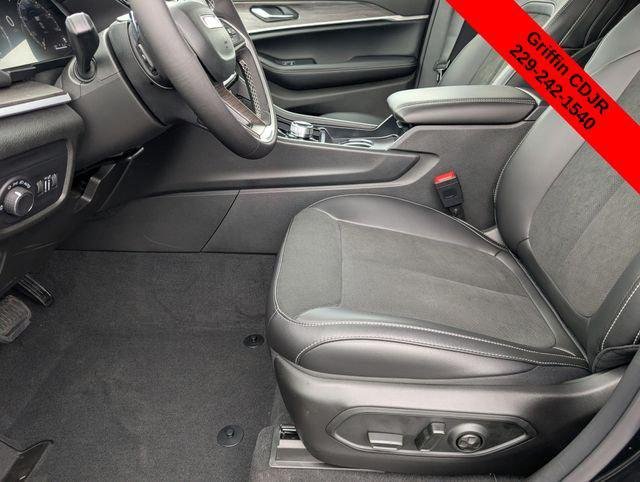 New 2026 Diamond Black Crystal Pearl-Coat Exterior Paint Jeep Laredo image 15