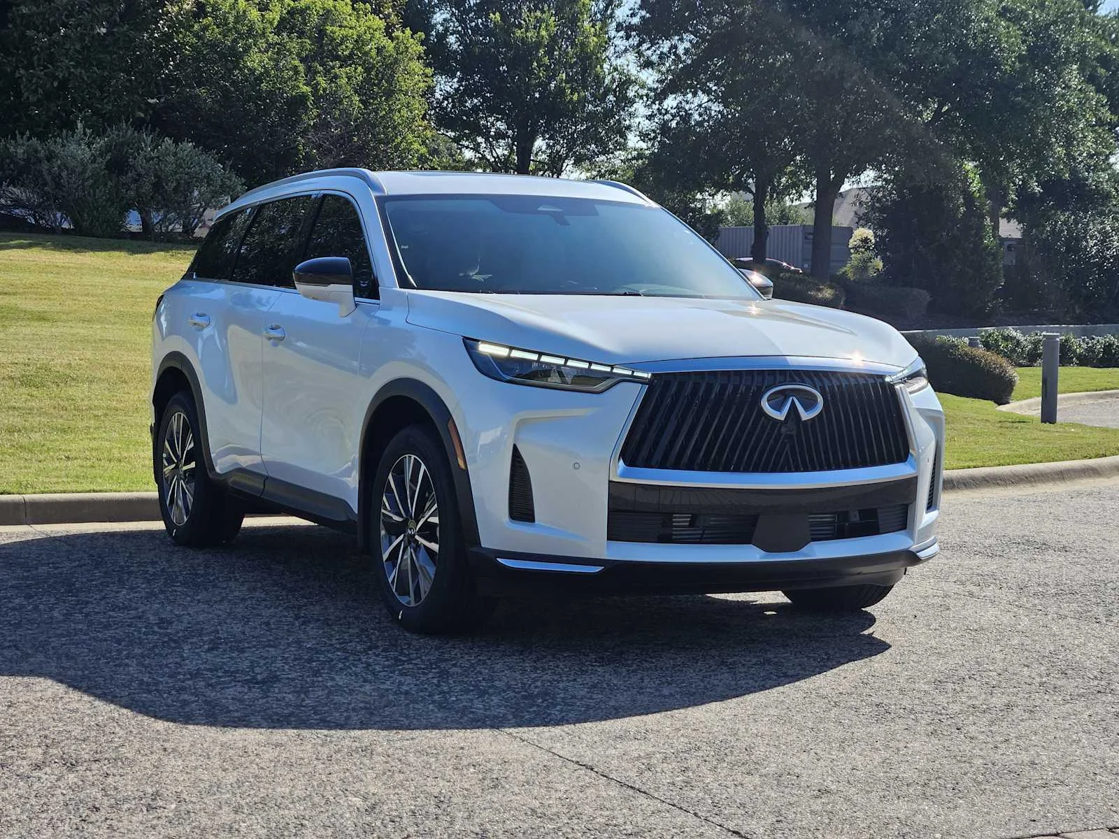 New 2027 RADIANT WHITE INFINITI Luxe FWD image 2