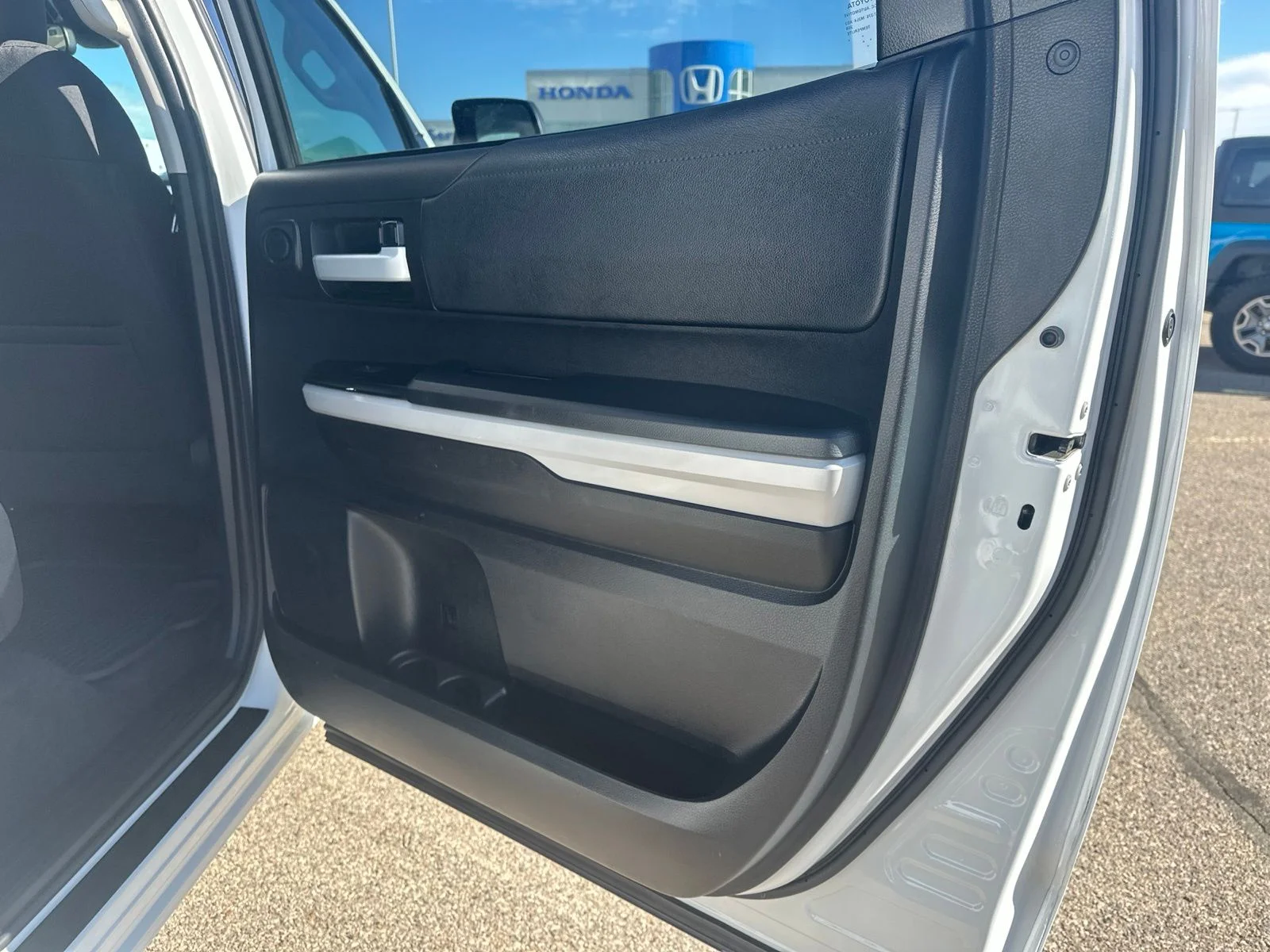 Used 2020 White Toyota SR5 image 33
