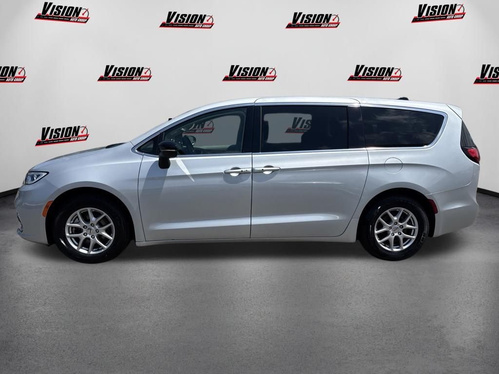 Used 2024 Silver Chrysler Touring L image 10