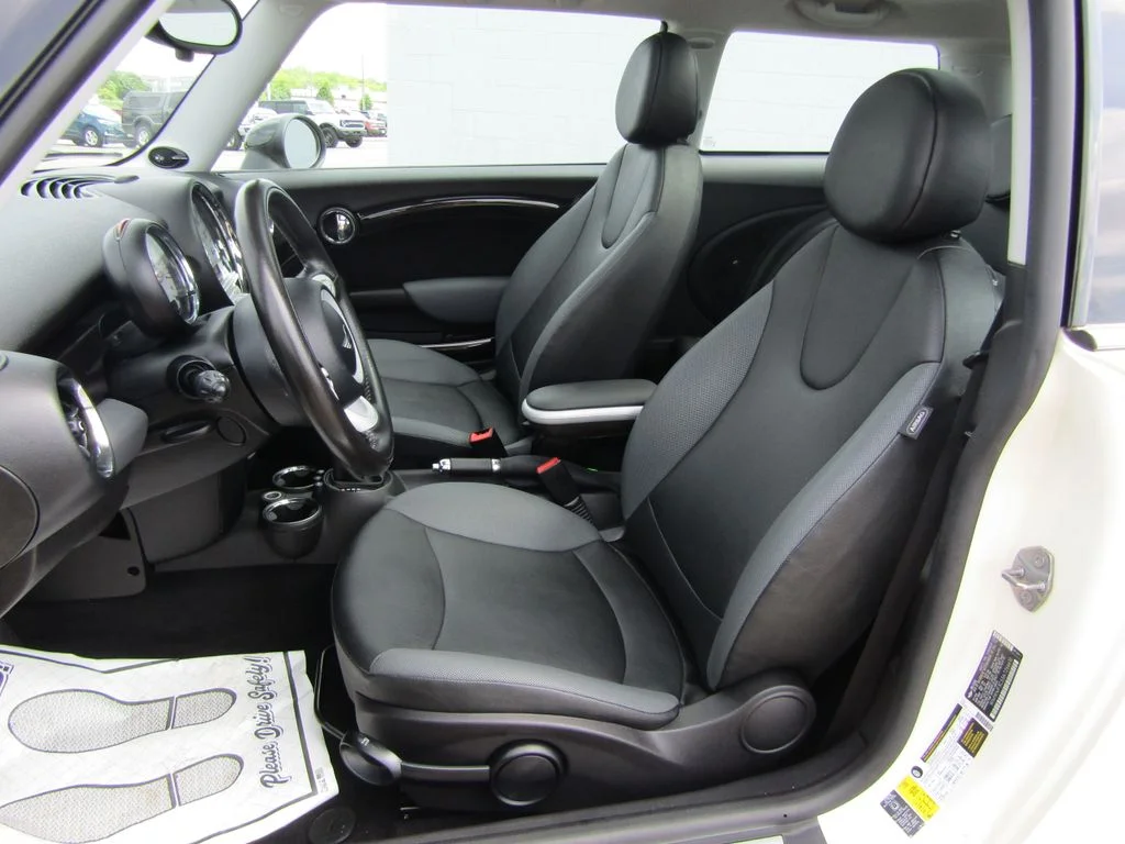 Used 2010 Pepper White MINI Base image 12
