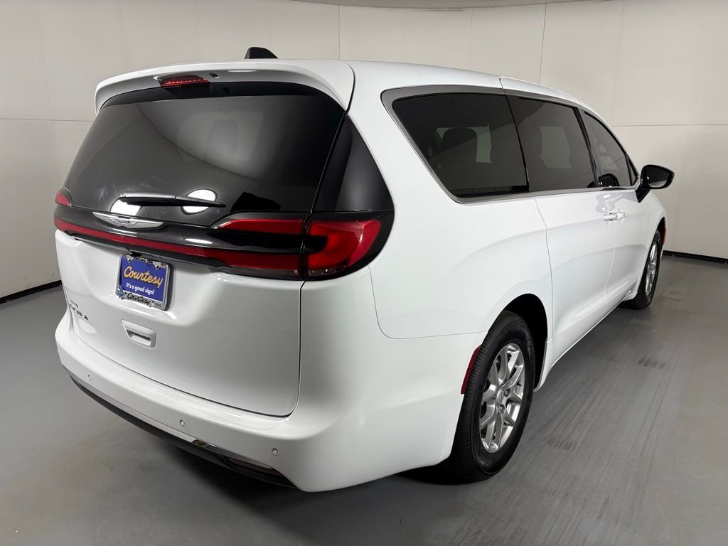 New 2026 Bright White Clear-Coat Exterior Paint Chrysler Select image 8