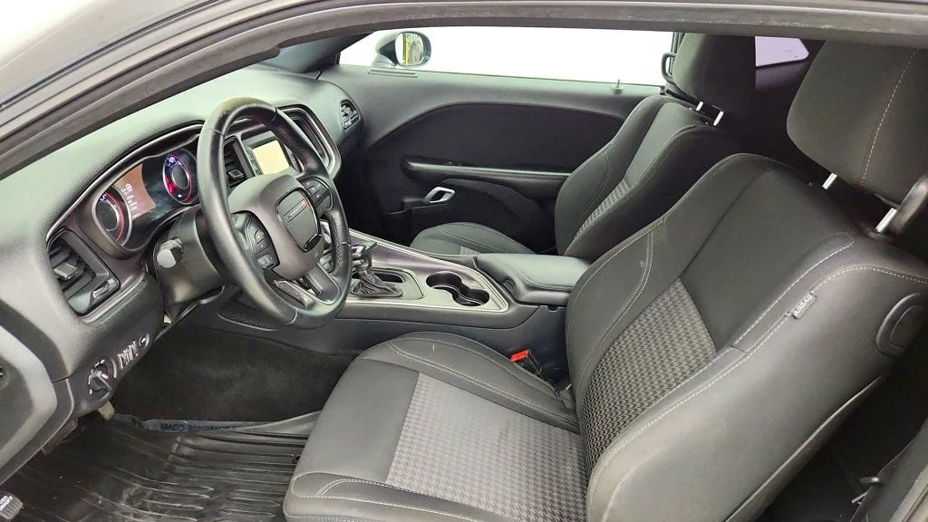 Used 2015 Pitch Black Clearcoat Dodge 2dr Coupe SXT image 17