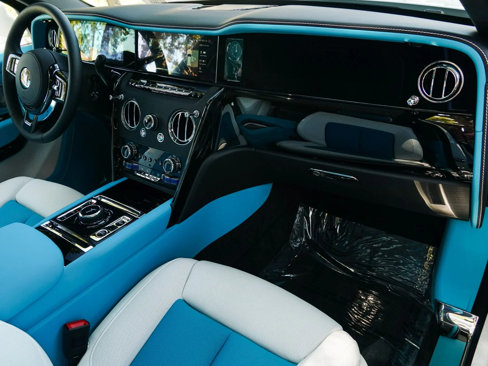 New 2027 Arctic White Rolls-Royce Black Badge image 17