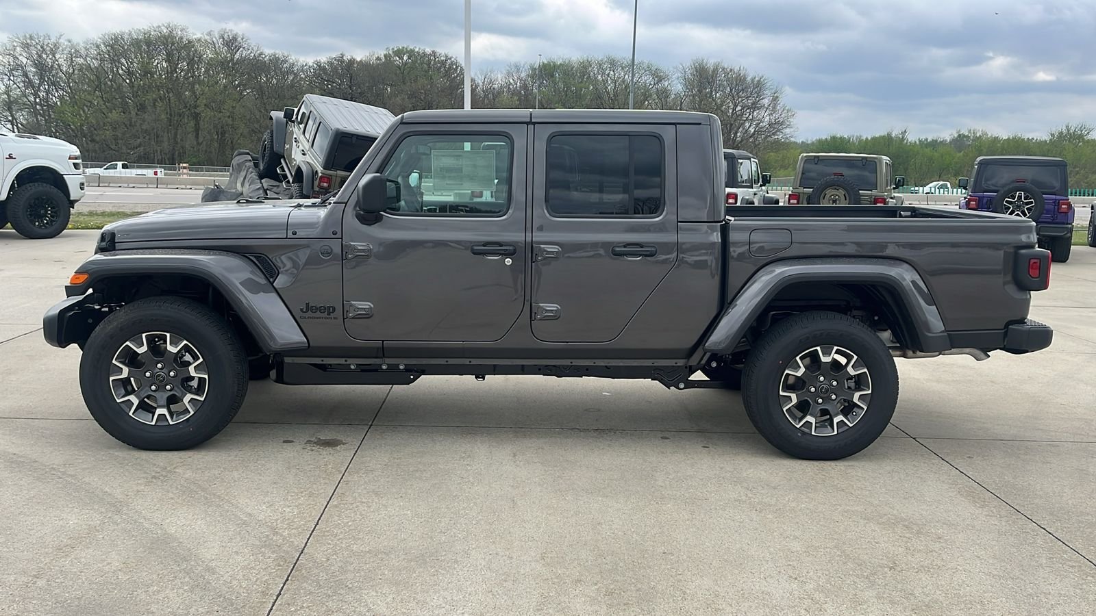 New 2026 Granite Crystal Metallic Clear-Coat Exterior Paint Jeep Sahara image 5