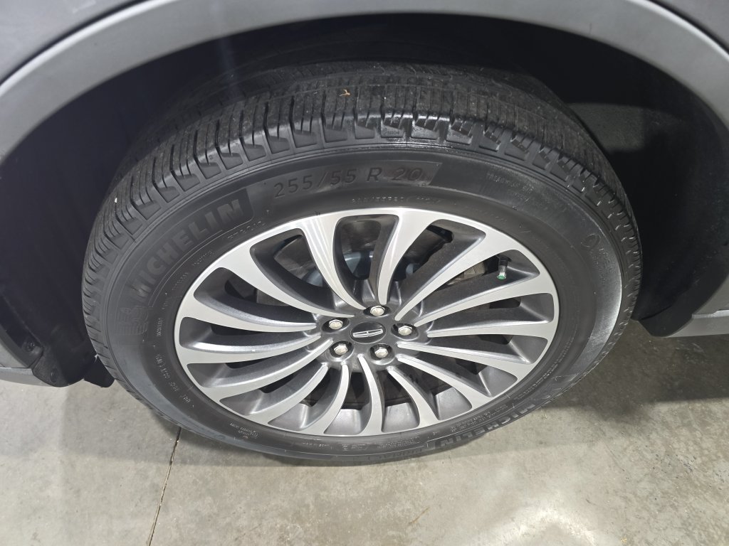 Used 2022 Gray Lincoln Reserve image 10