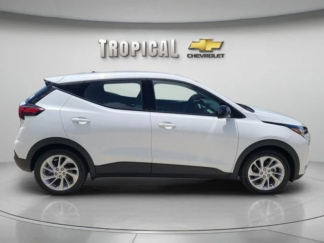 New 2027 Summit White Chevrolet LT image 6