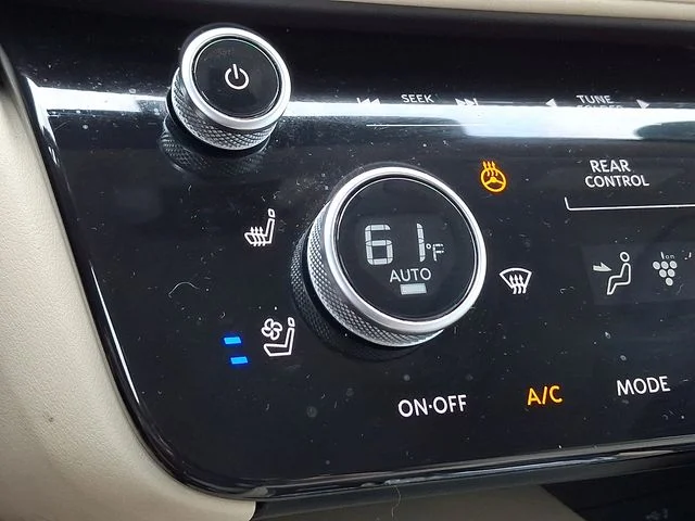 Used 2025 White INFINITI Sensory image 27